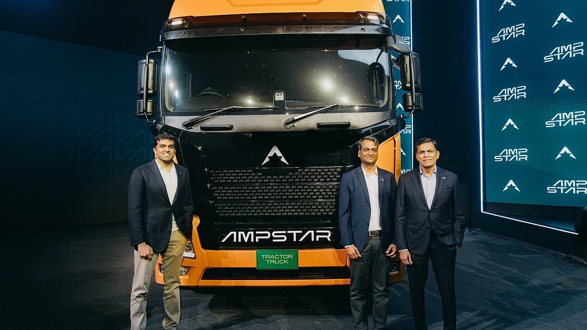 PluginJourneys's tweet photo. #JSWGroup is officially entering the EV space with a massive move!
They just launched "#Ampstar,"a new #electric commercial vehicle brand dedicated to heavy trucks and buses.Starting with a new 15,000-unit facility in Maharashtra,they are targeting an incredible 1,00,000 by 2030! https://t.co/iylHdDZ600