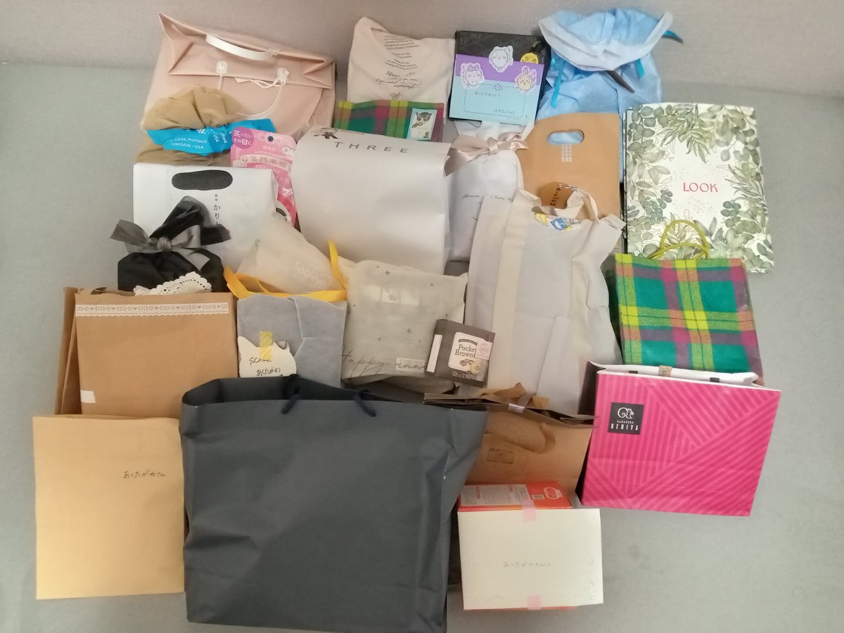 Akutagata's tweet photo. ファンミーティングの差し入れが無事届きました！

いただいた品やお手紙は、大会などで活躍するために大切に使わせていただきます。
お手紙も大切に読ませていただきます！

差し入れしてくれた方、本当にありがとうございました！ https://t.co/JrjErR2ulO