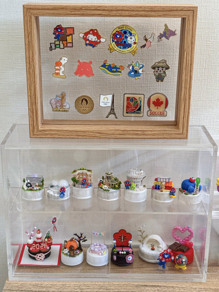 min1574358's tweet photo. ピンバッジ収納を作ってみました✨

Standard Productsのフォトフレームに、
穴を開けたプラ板をはさめて、
さらに元々のフレームについていたガラスを入れて固定しました✨

ピンバッジのピンで好きなところに穴を開けられるし、我ながら良いアイデア👍

ペットボトルキャップのミニ万博と一緒に飾っています❤️💙

ピンバッジはお土産でいただいたり、万博や海遊館で買ったり、
ほんとにジャンルがバラバラだなぁ🤣

#ミャクミャク
#ピンバッジ
#StandardProducts