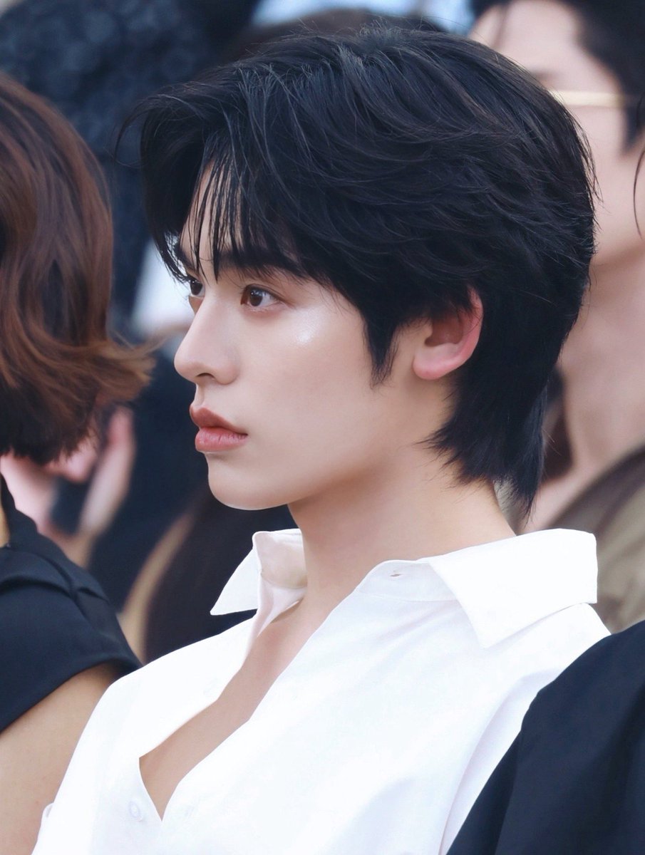 JennyJggae's tweet photo. How can someone have such a perfect side profile? He is utterly adorable when smiling and unbelievably handsome with a straight‑faced look. Stop being so stunning!@porsuppakarn 

FSW ELLE X TTP 
#TEETEEPORATEFW26 
#porsuppakarn https://t.co/QbLGjyU4Qs