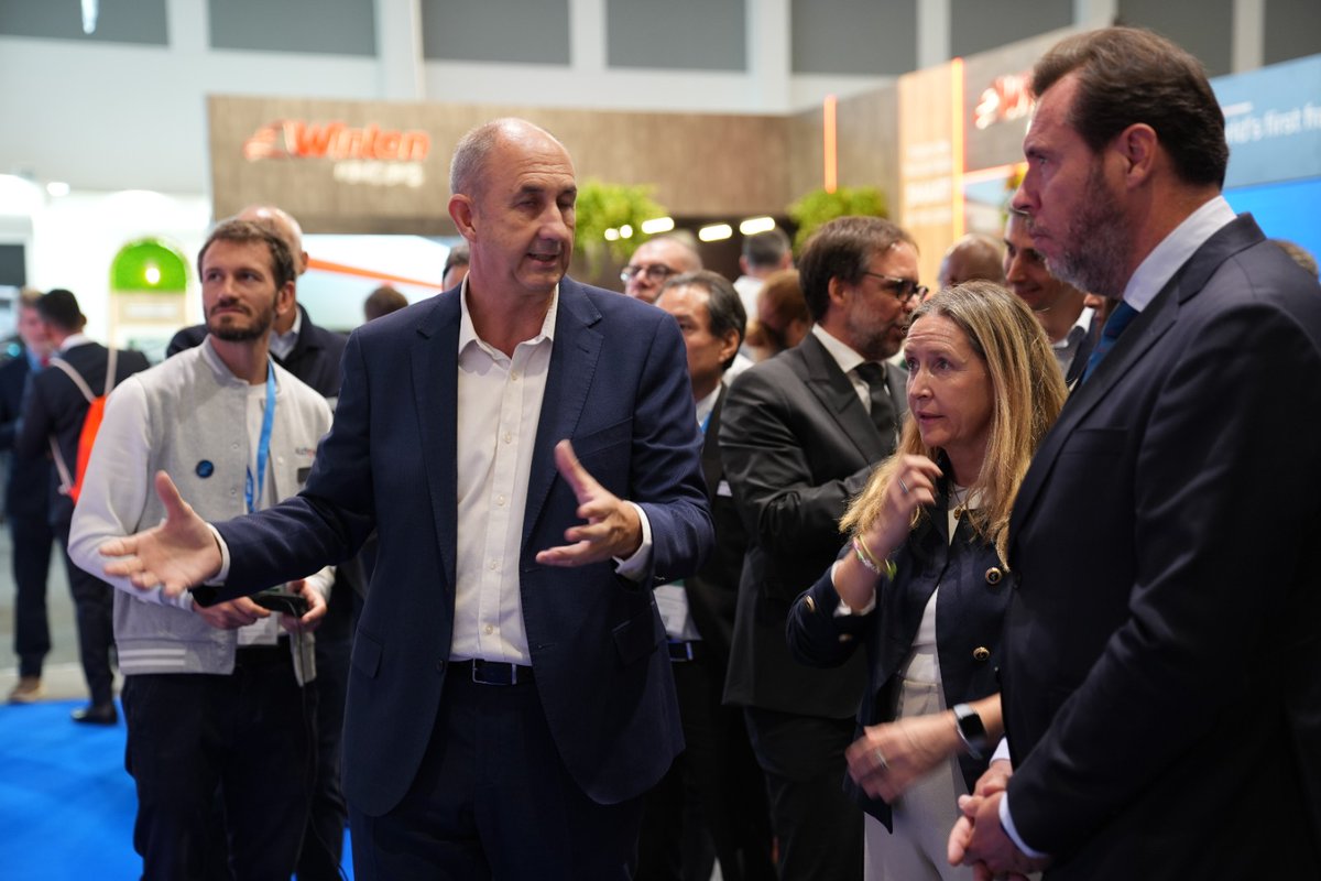 Alstom_es's tweet photo. Un placer dar la bienvenida en #InnoTrans2026 al ministro Óscar Puente, acompañado por Álvaro Fernández Heredia, presidente de @Renfe y Luis Pedro Marco de la Peña, presidente de @Adif_es Durante su visita pudieron conocer algunas de las innovaciones más avanzadas de Alstom en #Automatización, control remoto de trenes y #AltaVelocidad. Como referente mundial del sector ferroviario, seguimos impulsando soluciones para una movilidad más eficiente, conectada y sostenible.