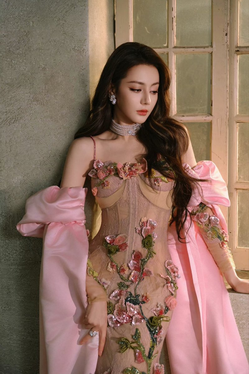 centlookbook's tweet photo. #Dilraba 迪丽热巴 in a special custom-made Maquinn Couture, styled with Mikimoto High Jewelry, for her Spicy Carnival fan meet in Beijing https://t.co/CuBugaWscv
