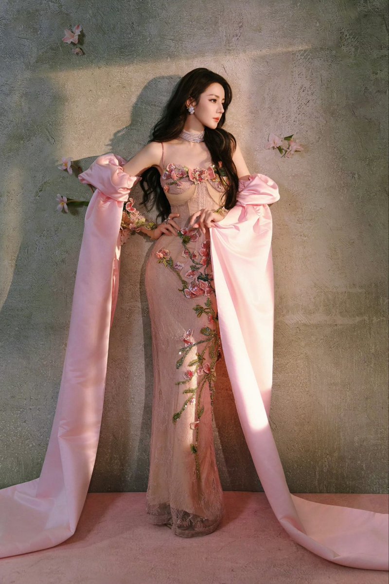 centlookbook's tweet photo. #Dilraba 迪丽热巴 in a special custom-made Maquinn Couture, styled with Mikimoto High Jewelry, for her Spicy Carnival fan meet in Beijing https://t.co/CuBugaWscv