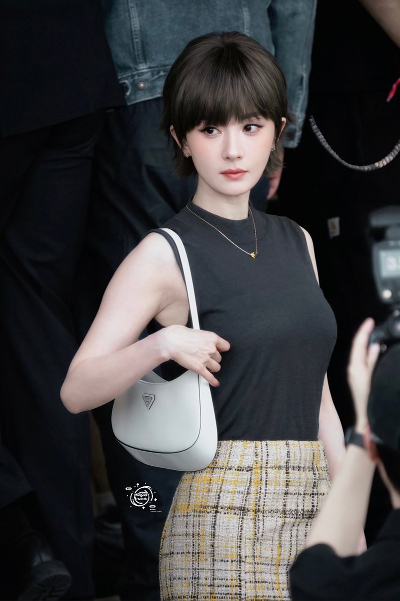 junexch's tweet photo. สวยอ่ะ แค่ท่าโพสก็ชนะแร้วแม่
#YangMi #YangMiXPrada
#PradaSS27 #MiucciaPrada #RafSimons https://t.co/lGgPPOFTuY
