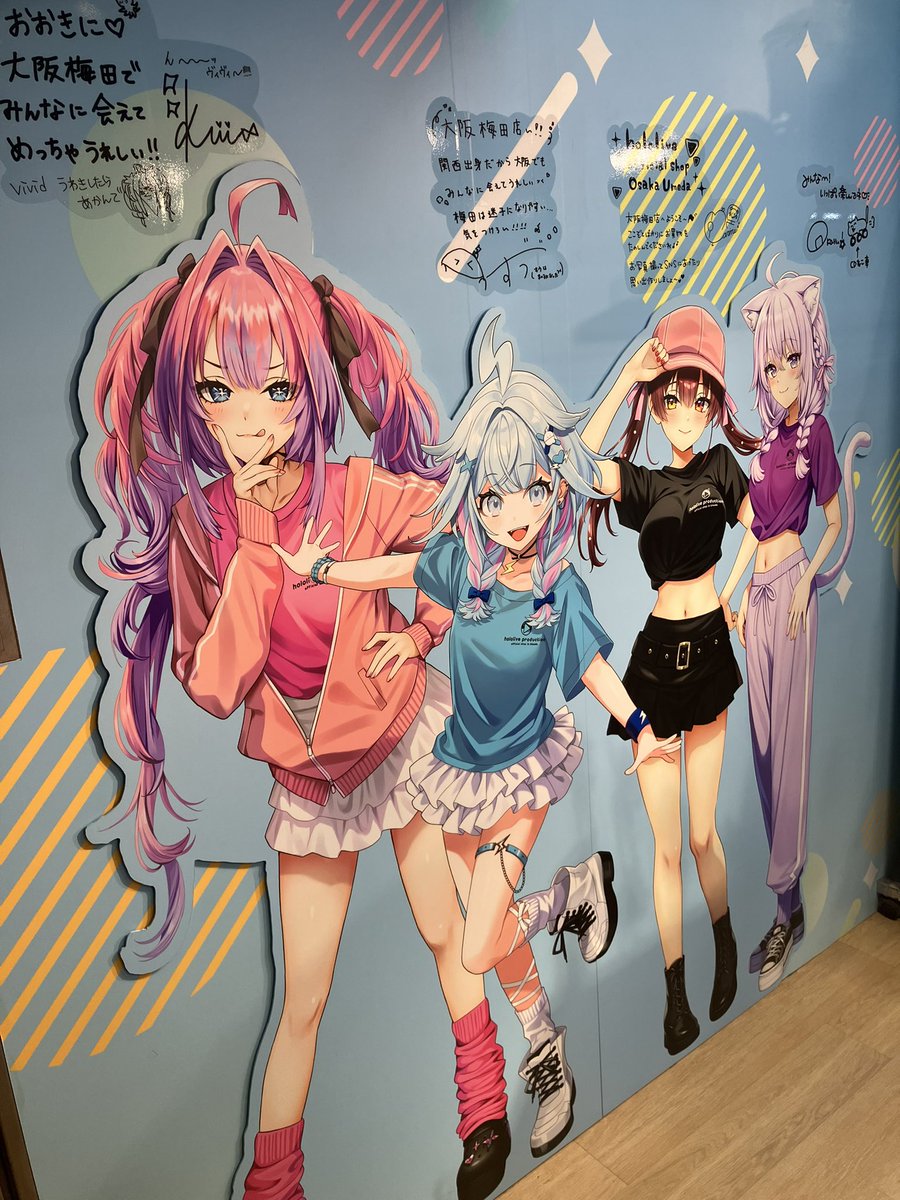 britzbrother's tweet photo. 無事島根に帰ってきました
\( •ω•´ )/

連れて行ってもらったオフィシャルショップで、すこん部のファンネームチャーム入手できたし、色んなホロメンのサイン見れてめっちゃ嬉しかった！
"(ﾉ*>∀<)ﾉいぇーい！ https://t.co/lHUN2pxefD