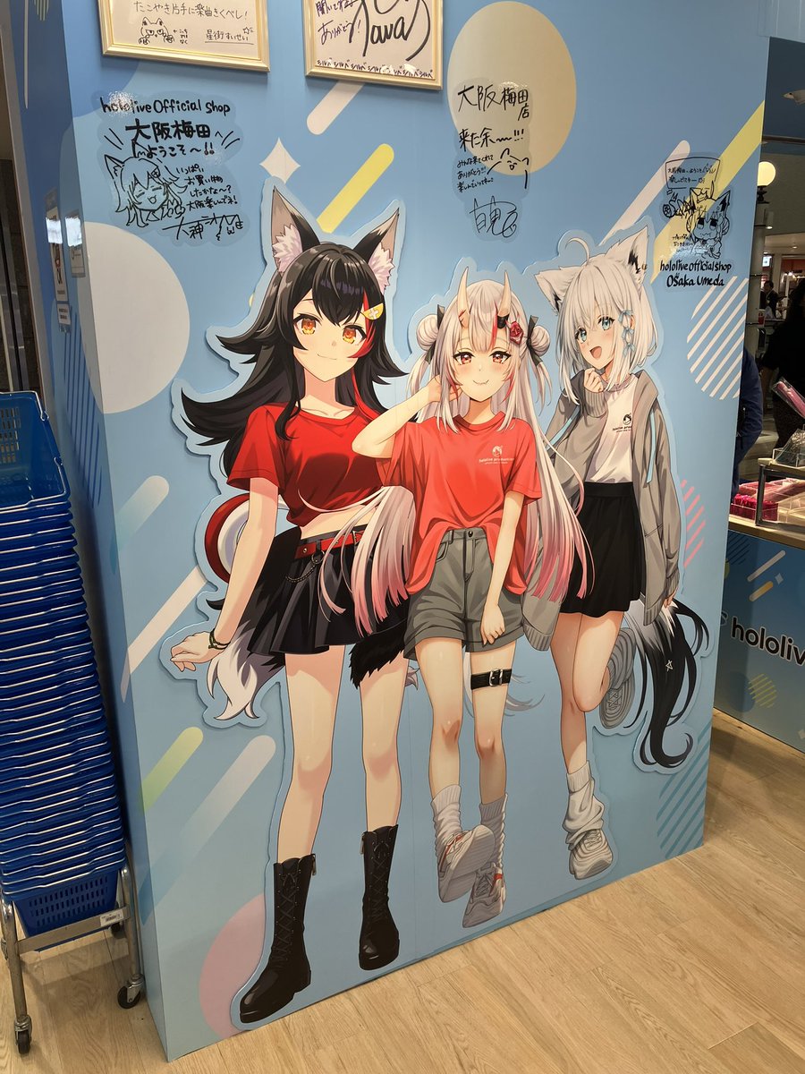 britzbrother's tweet photo. 無事島根に帰ってきました
\( •ω•´ )/

連れて行ってもらったオフィシャルショップで、すこん部のファンネームチャーム入手できたし、色んなホロメンのサイン見れてめっちゃ嬉しかった！
"(ﾉ*>∀<)ﾉいぇーい！ https://t.co/lHUN2pxefD