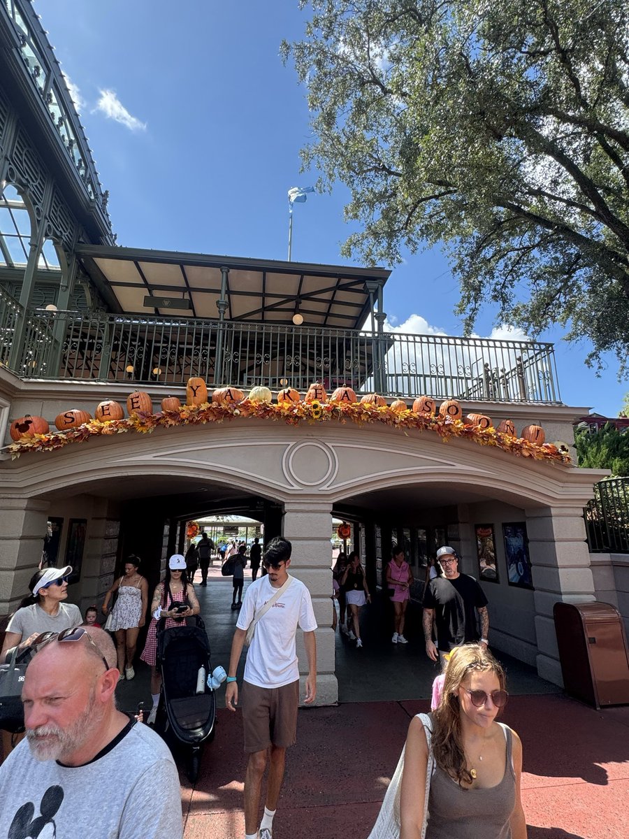 g81ross's tweet photo. @disneytipsguy The “see ya real soon” sign! https://t.co/78L30zykHD