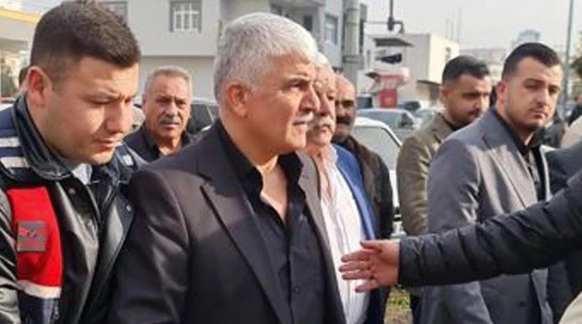 ZamHaberAjans's tweet photo. Abdullah Uçmak geçici izinle cezaevinden çıktı: 

🔹Tatlıses saldırısında hüküm giymişti. Abdullah Uçmak yıllar sonra cezaevinden çıktı.

🔹İbrahim Tatlıses’in 14 Mart 2011’de ağır yaralandığı silahlı saldırıyla ilgili davada hüküm giyen Abdullah Uçmak, bir yakınının cenazesine katılmak için cezaevinden geçici izinle çıktı.