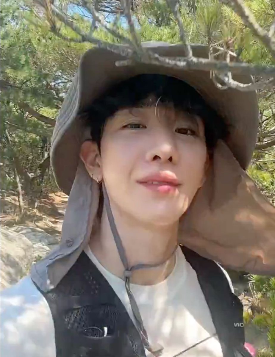 312kbj's tweet photo. he's so damn funny, so silly, so weird https://t.co/ynnTHUQLvE