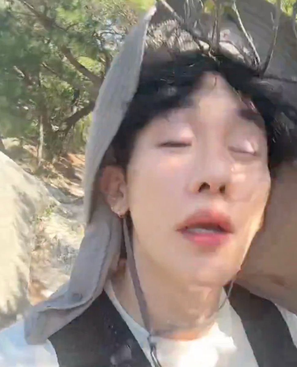 312kbj's tweet photo. he's so damn funny, so silly, so weird https://t.co/ynnTHUQLvE