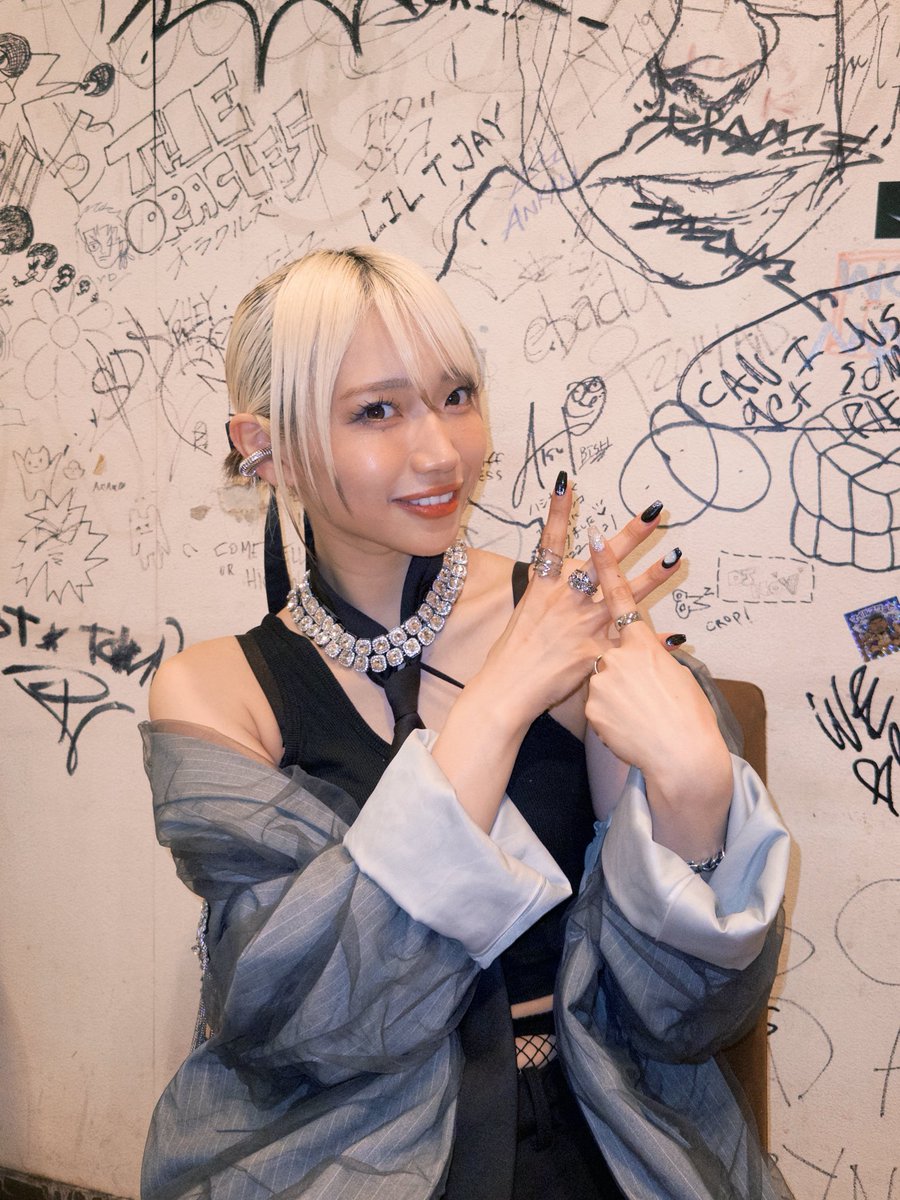 thaaanxxx's tweet photo. #CiONsLoveCall 🩶 @onefiveちゃん

ONveリベンジ公演ありがとう🥲！
多幸感マシマシな1日でしたああ
コラボもできてよかった感謝です！
あまりにデュフってたよね、失礼🦸🏼‍♂️ﾋｲ
だって本物の天使なんだもん

超金髪ボーカル
#シーオンのしおん でしたああ https://t.co/maauHemkO5