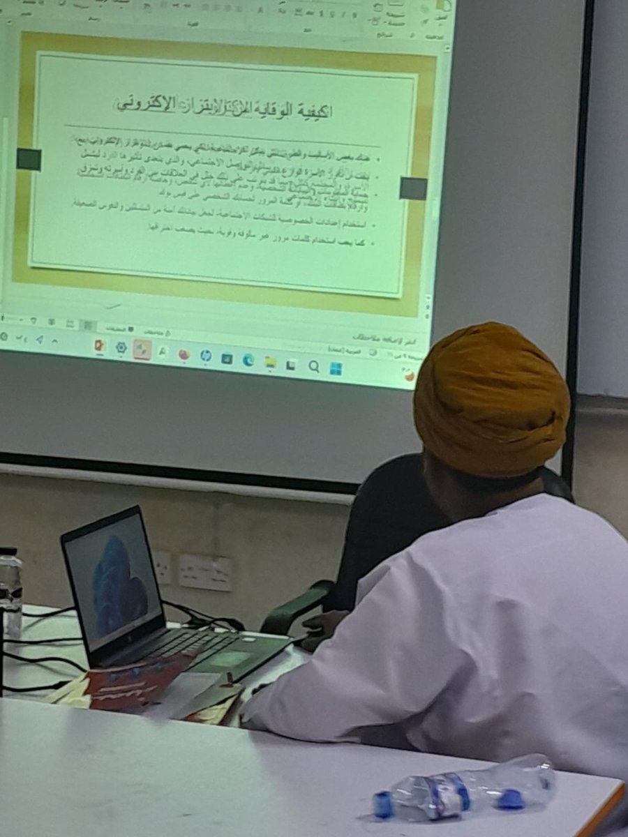 shehetschool's tweet photo. نفذ الفاضل أ/سالم سعيد المعشني أخصائي انشطة مدرسية محاضرة بعنوان(مخاطر الابتزاز الإلكتروني وطرق الوقاية منه) لطلبة الصف العاشر،وذلك لنشر الوعي وتعزيز الثقافة الرقمية لديهم. https://t.co/ECxpa4Eqd2