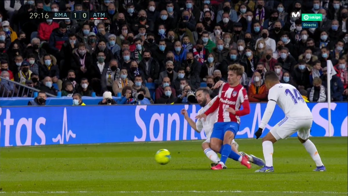 IvaanBlanco26's tweet photo. En el 2021 Carvajal lesionó a Griezmann en una jugada que podía haberle partido el tobillo.

Griezmann salió del derbi lesionado al descanso.

Estuvo al final casi 1 mes de baja.

Y esta jugada que veis (la segunda foto es brutal), no fue ni siquiera tarjeta amarilla.

¿Es de eso de lo que se quejan ahora, no?

¿Alguien lo puede confirmar?