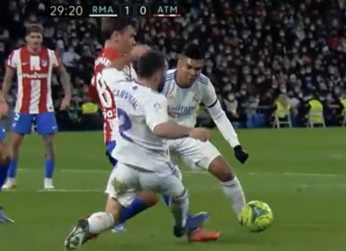 IvaanBlanco26's tweet photo. En el 2021 Carvajal lesionó a Griezmann en una jugada que podía haberle partido el tobillo.

Griezmann salió del derbi lesionado al descanso.

Estuvo al final casi 1 mes de baja.

Y esta jugada que veis (la segunda foto es brutal), no fue ni siquiera tarjeta amarilla.

¿Es de eso de lo que se quejan ahora, no?

¿Alguien lo puede confirmar?