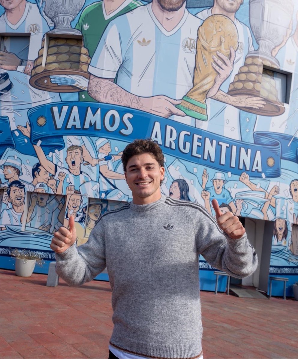 ejf249's tweet photo. julián pisa la argentina y ya sonríe LO AMO https://t.co/cBy40mauJ7