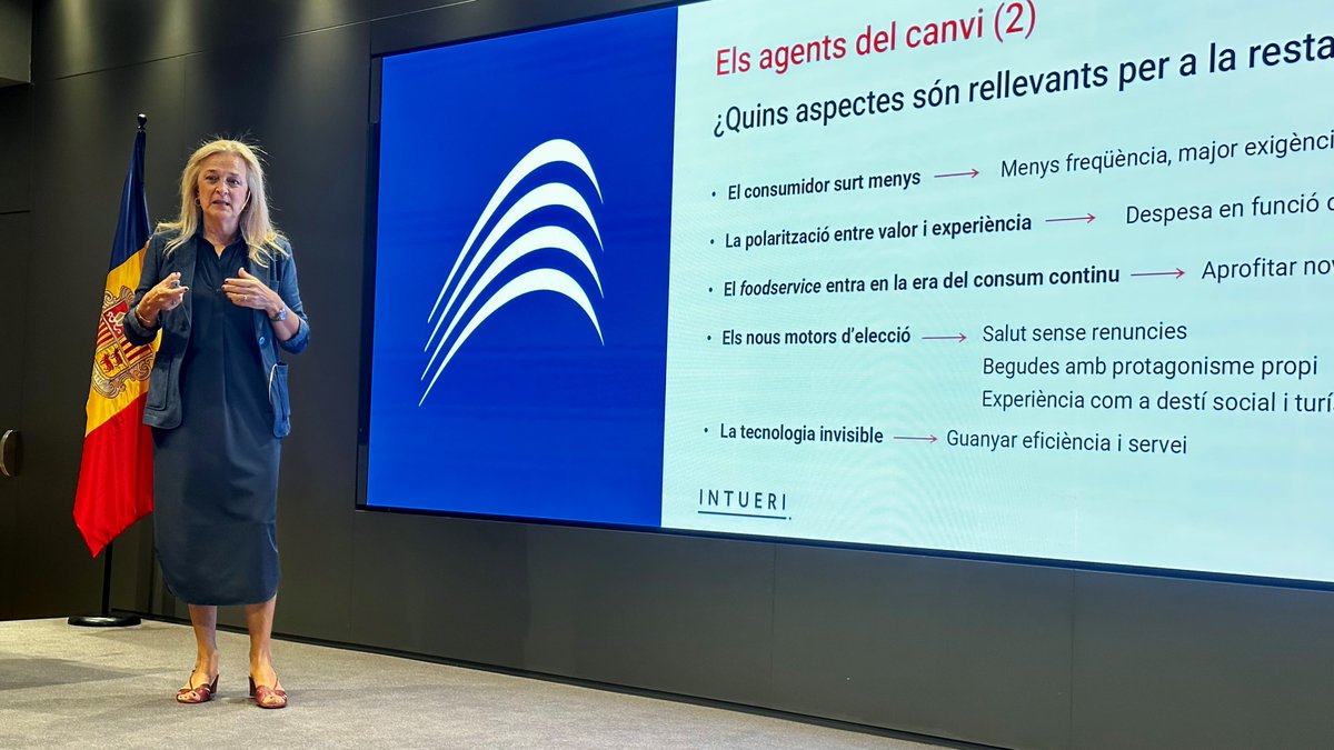 rtvandorra's tweet photo. 🏪📈 @MoraBanc ha reunit professionals del comerç i la restauració per analitzar les noves tendències de consum

💡 Maria Segarra ha destacat com convertir els canvis dels consumidors en oportunitats per als negocis d’Andorra 🇦🇩🤝 https://t.co/wrnjwvkvWK