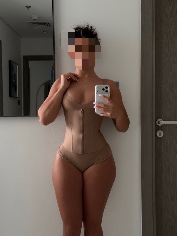 louise__sz's tweet photo. Pas envie de m’habiller aujourd’hui 
J’espère personne va sonner 😈🤭 https://t.co/VQW1395qj7