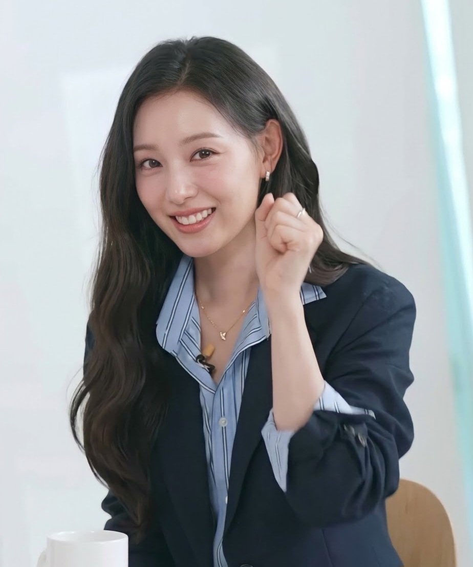 syapabalqis's tweet photo. Jiwon then:                         Jiwon now:

The style is still quite similar but she looked youthful back then while now she looks more elegant. She’s always been pretty no matter what 😭😭 https://t.co/1iWoBqOTaT