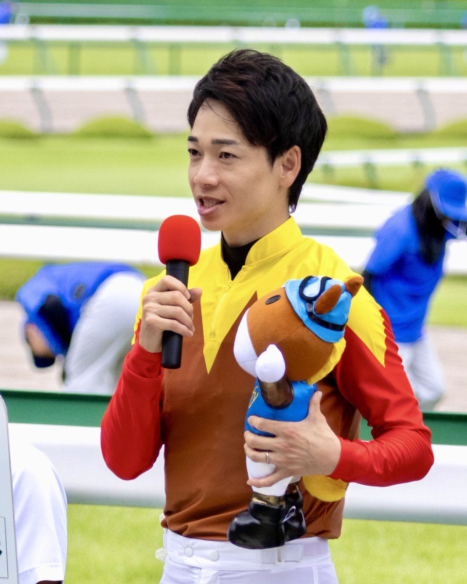 __tpuma's tweet photo. 松山弘平騎手
JRA年間100勝
おめでとうございます(´・_・`)✨✨❣️

和やかなセレモニーでした✨ https://t.co/SnlJ2Yhy24