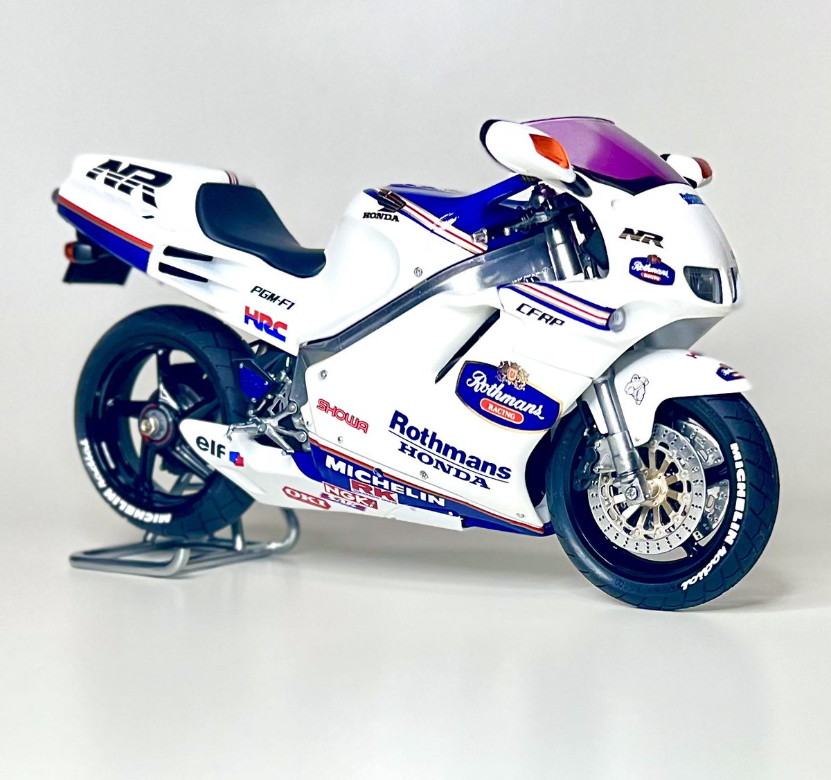 PEARLmodel's tweet photo. ホンダNR 白ロスマンズ完成！
イメージを変えたいのと自分らしさを表現するをテーマに制作。時間が掛かった割にはシンプルな出来に。制作してみて思ったのはNRは縦も長いが横幅もデカイ！作るまでは気づきませんでした。
実機通りでもなく、人とは違う自分らしい作品になりました
#バイク模型が好きだ https://t.co/wOYX9uiR8r