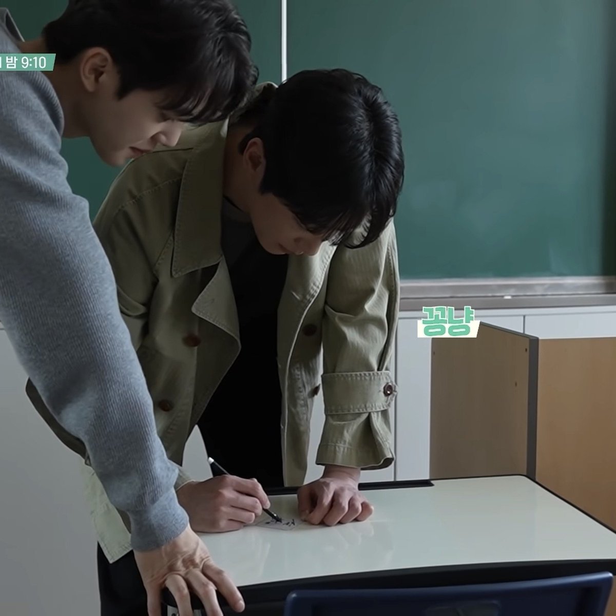 wruhaw's tweet photo. 아니근데저렇게보면 정요도 손 큰데 왜
더 크지 https://t.co/qVRTjcKugQ