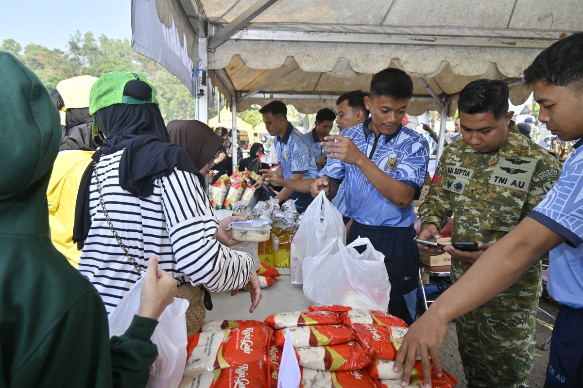 PenSulaiman's tweet photo. Sambut HUT Ke-81 TNI, Lanud Sulaiman Gelar Bazar UMKM https://t.co/JN93FodXE8