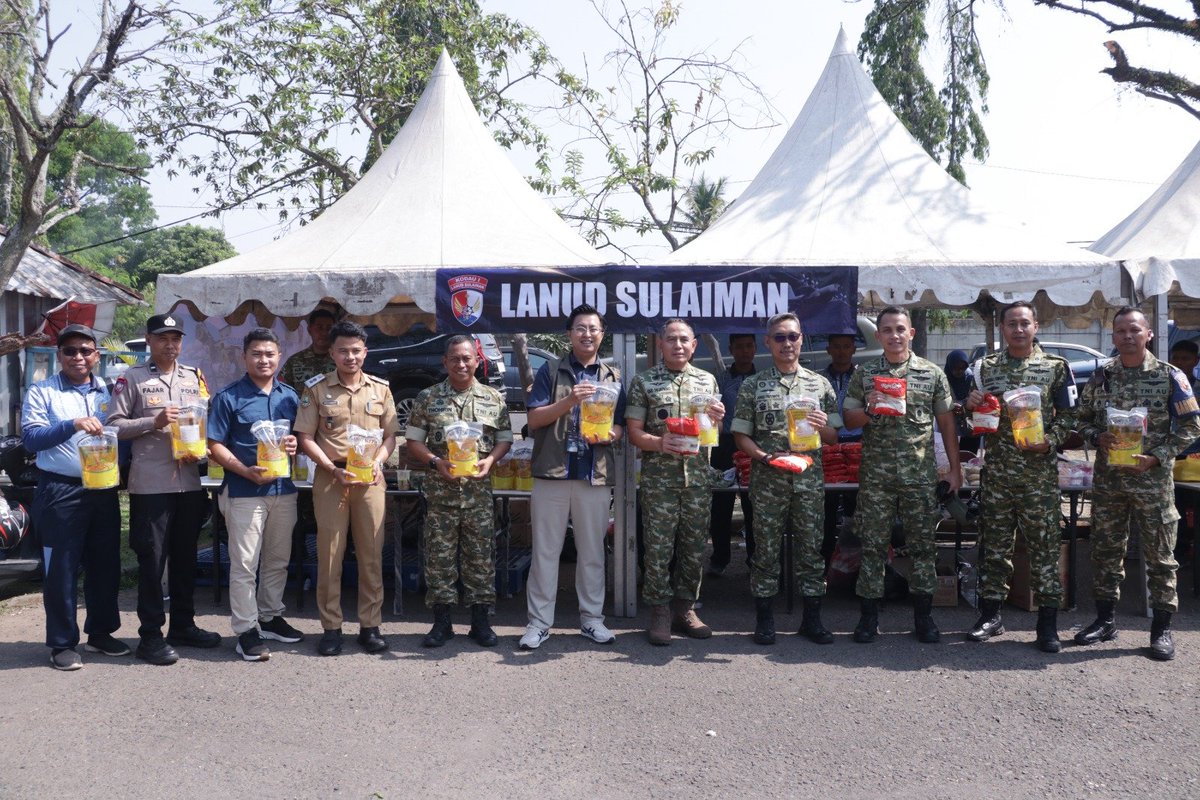 PenSulaiman's tweet photo. Sambut HUT Ke-81 TNI, Lanud Sulaiman Gelar Bazar UMKM https://t.co/JN93FodXE8