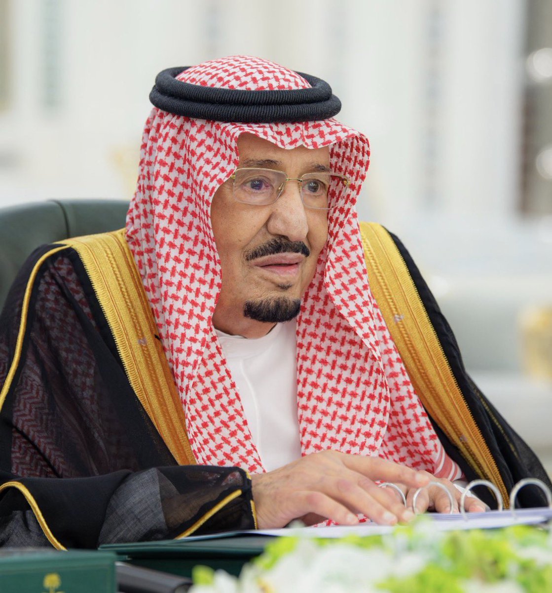 Alsaud_History's tweet photo. هذا زعيم المسلمين
وامامهم دنيا ودين
حامي الحمى و المسجدين
تاج الملوك المعتمد

صورة سيدي #الملك_سلمان حفظه الله ورعاه، وتم التقاطها اليوم خلال ترأسه جلسة مجلس الوزراء.
#السعودية https://t.co/qJJfZBG7Ds