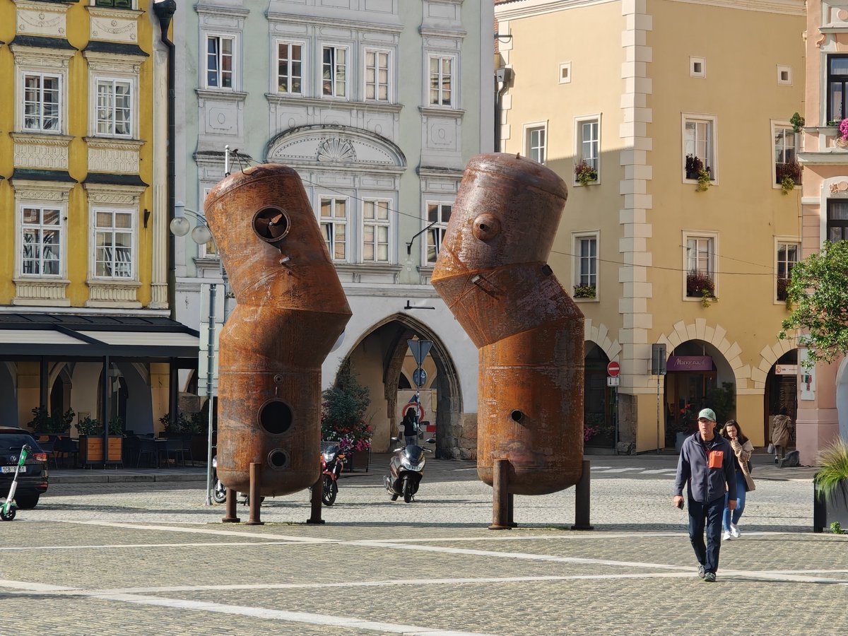 carolinesweeper's tweet photo. budejce maji na namesti dva steampunkovy tungy https://t.co/QEJQ7QGhik