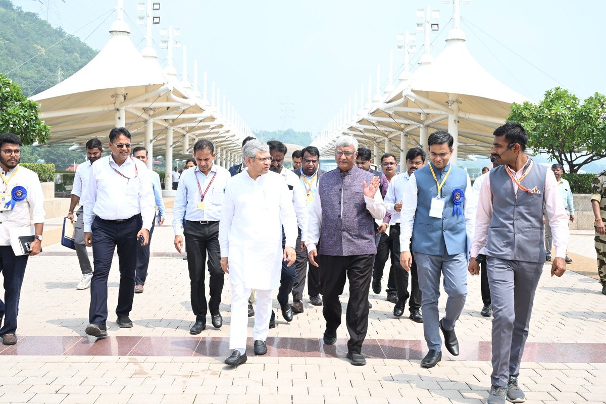 DDNewsGujarati's tweet photo. 🔸 કેન્દ્રીય મંત્રી @AshwiniVaishnaw એકતાનગર ખાતે સ્ટેચ્યુ ઓફ યુનિટીની મુલાકાત લઈ સરદાર પટેલને હૃદયાંજલિ અર્પણ કરી

🔸 વ્યૂઇંગ ગેલેરીથી નર્મદા નદી, સાતપુડા-વિંધ્યાચલની ગિરિમાળાઓ અને સરદાર સરોવર ડેમના દૃશ્યો નિહાળ્યા

🔸 સરદાર પટેલના અથાક પરિશ્રમ અને દૂરંદેશી વિચારોથી દેશનું એકીકરણ શક્ય બન્યું: કેન્દ્રીય મંત્રી અશ્વિની વૈષ્ણવ

🔸 વિકસિત અને સશક્ત ભારતનું નિર્માણ કરવું આજની પેઢીનું દાયિત્વ: કેન્દ્રીય મંત્રી અશ્વિની વૈષ્ણવ

#AshwiniVaishnaw #StatueOfUnity #SardarPatel #EktaNagar #ViksitBharat #Gujarat