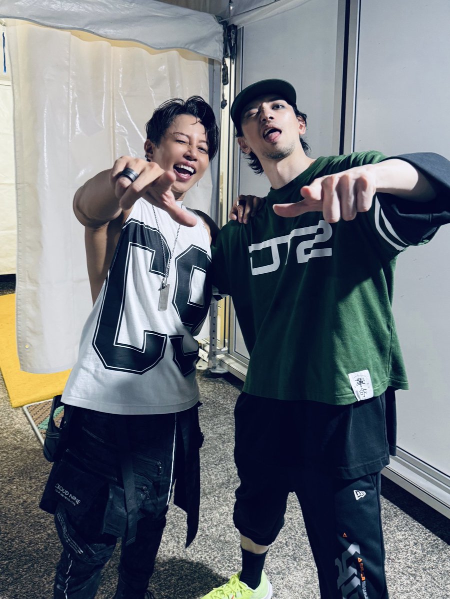 YAMATO_DJ's tweet photo. イナズマ3日目は風神ステージで西川さん @TMR15 と2人でT.M. Revolutionぶちかましました。

今回のDJ MIXですが、VOTEアレンジを元に尊敬する浅倉さん @daisukeasakura のオリジナルのサウンドを一部取り入れてアレンジ編曲させて頂きました。

イントロ数秒で「あ、この人だ」となるシンセの音色に1度聞いただけで脳裏に焼きつくメロディはいつの時代に聴いても色褪せないし、少年時代にHOT LIMITのイントロを聞いて衝撃を受けてエレクトーンで練習したのを大人になった今でも鮮明に覚えてます

自分がCDJの元開発者だったからこそ、YAMAHAに招かれてシンセサイザーの伝説のデバッカー(データテスター)って言われてた浅倉さんに自分と通づるものを感じるし、そこも含めて尊敬してます。いまいちばんあいたいひと

西川さん、イナズマでT.M. Revolutionを一緒にやる機会をくださりありがとうございました。

#TMRevolution #TMR #西川貴教 #浅倉大介
