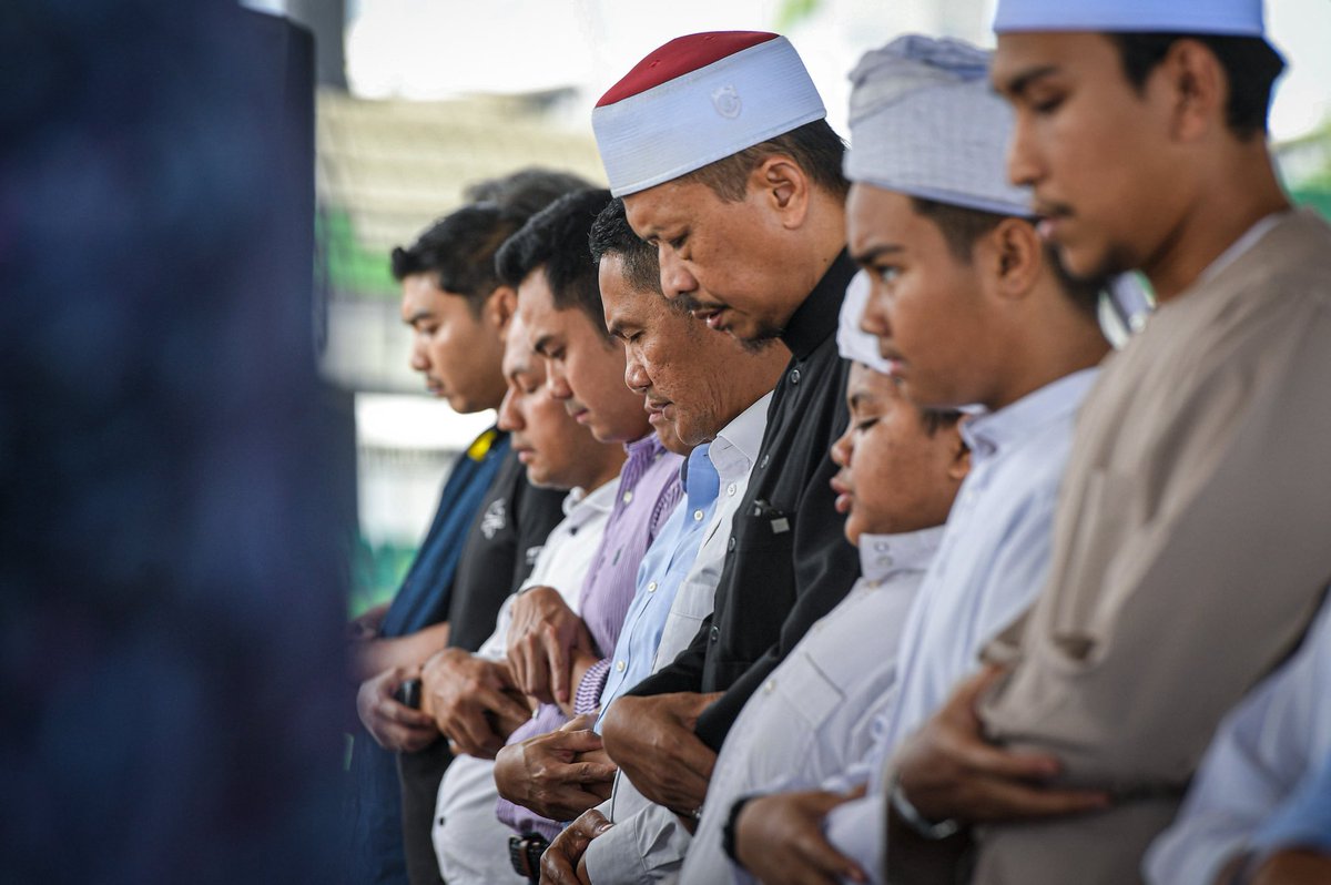KBSMalaysia's tweet photo. Ketua Setiausaha Kementerian Belia dan Sukan (KBS), YBhg. Dato’ Rahimi bin Ismail hadir ke Majlis Bacaan Yasin dan Doa Selamat anjuran Litar Antarabangsa Sepang (SIC) yang berlangsung di South Paddock. https://t.co/s9TAsKLaJN