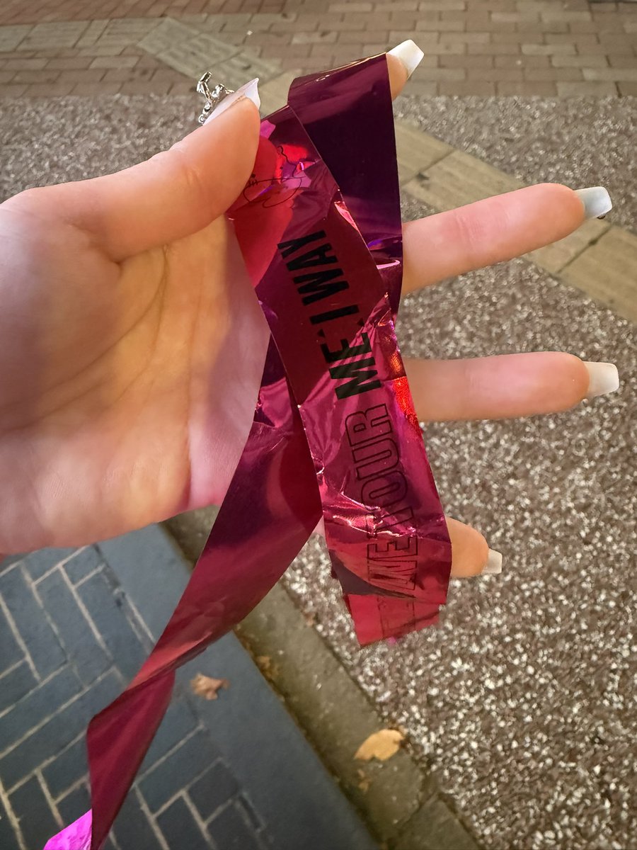 _A_NAchan's tweet photo. 福岡西通りで声かけられてナンパかとおもって少し顔上げたらME:Iの銀テ持ってて、まさかのYOU:MEさんやって今日銀テだけGETできなかったんだけどめっちゃやさしくてお兄さんの推しの璃杏の落下物と交換してもらった🩷
ルセラのトート持ったお兄さん、Twitterに居たらまた会いましょう👍 https://t.co/Lc0RlAxNHn
