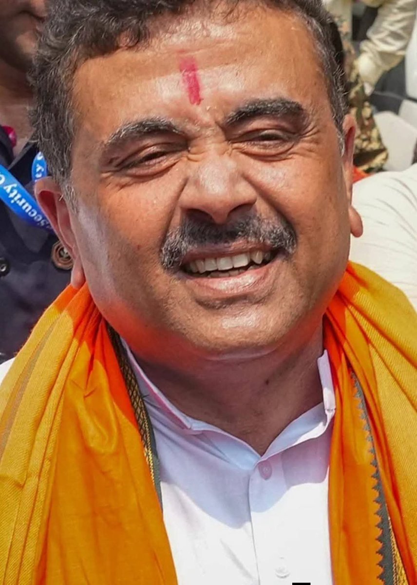 Babubabuji16's tweet photo. வங்காளத்தில் 6.7 லட்சம் டன் அரிய வகை கனிமங்கள்! சீனாவின் கழுத்தில் கத்தியை வைத்தது இந்தியா! தங்கச் சுரங்கம் போன்ற வளத்தின் மீது அமர்ந்திருந்தும், சிபிஎம் (CPM) மற்றும் டிஎம்சி (TMC) கட்சிகள் மக்களைப் பட்டினி போட்டன. என்ன ஒரு அவமானம்...

இது வெறும் ஒரு சுரங்கத்தைக் கண்டுபிடித்தது மட்டுமல்ல; இது இந்தியாவின் அடுத்த 100 ஆண்டுகால எதிர்காலத்தைத் தீர்மானிக்கப்போகும் ஒரு புவிசார் அரசியல் 'அணு குண்டு' ஆகும்!

என்ன நடந்தது?

மேற்கு வங்காளத்தின் புருலியா மாவட்டத்தில்—குறிப்பாக 'வடக்கு புருலியா ஷியர் மண்டலம்' (North Purulia Shear Zone) மற்றும் 'தெற்கு புருலியா ஷியர் மண்டலம்' (South Purulia Shear Zone) ஆகிய பகுதிகளில்—இந்திய புவியியல் ஆய்வு மையம் (GSI) மற்றும் அணு கனிம இயக்குநரகம் (AMD) ஆகியவை இணைந்து நடத்திய ஆய்வில் வரலாற்றுச் சிறப்புமிக்க ஒரு கண்டுபிடிப்பு நிகழ்ந்துள்ளது.

'கலாபதர்-ரகுடி' (Kalapathar-Raghudih) பகுதியில் மட்டும் 0.67 மில்லியன் டன் (6.7 லட்சம் டன்) அரிய வகை கனிமங்கள் உள்ளன. கிழக்கு இந்தியாவில் உள்ள மிக முக்கியமான கனிம வளம் இதுவேயாகும். 0.19% தரத்தைக் கொண்ட இதில், அலனைட் (Allanite), மோனசைட் (Monazite) மற்றும் யூக்ஸெனைட்-எஸ்கினைட் (Euxenite-Eschynite) குழுக்கள் உட்பட 14 முதல் 17 வகையான அரிய கனிமங்கள் உள்ளன. இந்தப் பகுதி ஏலத்திற்குத் தயாராக உள்ளது.

1. தற்போது உலகளாவிய அரிய கனிமச் சுரங்கத் தொழிலில் 60 சதவீதத்தையும், கனிமச் செயலாக்கத்தில் 90 சதவீதத்தையும் சீனா தன் கட்டுப்பாட்டில் வைத்துள்ளது. முன்பு, கனிம மூலப்பொருட்களை நாம் எடுத்தாலும், அவற்றை காந்தங்களாக மாற்ற சீனத் தொழிற்சாலைகளுக்கே அனுப்ப வேண்டியிருந்தது. இப்போது இந்தியா அந்தச் சார்பு நிலையிலிருந்து விடுபடுகிறது. இனிமேல், சீனாவல்ல, இந்தியாவே முடிவுகளைத் தீர்மானிக்கும் சக்தியாக இருக்கும்.

2. புருலியாவில் உள்ள பாறைகள் ஒரு பில்லியன் ஆண்டுகள் பழமையான பொக்கிஷம்...

இவை சாதாரண பாறைகள் அல்ல. 'சோட்டாநாக்பூர் கிரானைட் நீஸ்' (Chotanagpur Granite Gneiss) பாறைத் தொகுப்பு, பூமியின் தோற்றம் குறித்த ரகசியங்களைப் பாதுகாக்கும் ஒரு இயற்கைக் களஞ்சியமாகத் திகழ்கிறது—அதனால்தான் இவ்வளவு காலம் அது தொடப்படாமல் இருந்தது. இப்போது, அதே பாறையைப் பயன்படுத்தி உலகை ஆள இந்தியா தயாராகி வருகிறது.

3. மோனசைட் = தோரியம் = அணுசக்தி...

இந்தியாவின் அரிய கனிம வளத்தின் மையமாக மோனசைட் விளங்குகிறது; இதில் தோரியம் உள்ளது. எனவே, இது அணுசக்தித் துறையின் நேரடிக் கட்டுப்பாட்டின் கீழ் வருகிறது. அமெரிக்கா கூட இந்திய மோனசைட்டை ஒருவித அச்சத்துடனேயே பார்க்கிறது. இது வெறும் கனிமம் மட்டுமல்ல; இது இந்தியாவின் அணுசக்தி எதிர்காலத்தைப் பிரதிபலிக்கிறது.

4. இது மின்சார வாகனங்களுக்கு மட்டுமல்ல, பாதுகாப்புத் துறைக்கும் மிக அவசியமானது:
இந்தக் கனிமம் இல்லையென்றால், அனைத்தும் ஸ்தம்பித்துவிடும். F-35 போர் விமானம் பறக்காது, டெஸ்லாவின் மோட்டார் சுழலாது, நமது அக்னி ஏவுகணையின் வழிகாட்டு அமைப்பு செயலிழந்துவிடும்; மேலும் காற்றாலைகள், ஐபோன்கள் மற்றும் குறைக்கடத்தி சில்லுகள் (semiconductor chips) அனைத்தும் இயங்காமல் நின்றுவிடும். இந்த வளங்களுக்கான அணுகலை உறுதி செய்வதன் மூலம், இந்தியாவின் பாதுகாப்புத் துறை இனி ஒருபோதும் மற்றவர்களைச் சார்ந்திருக்க வேண்டிய நிலை ஏற்படாது.

5. மோடி அரசின் மிகச்சிறந்த முன்னெடுப்பு...
இதுவே முன்னேற்றப் பாதையில் செல்லும் இந்தியாவின் முகம்.

ஒரு வளத்தைக் கண்டுபிடித்தாலும், அதைச் செயலாக்குவதற்கான தொழில்நுட்ப அறிவு இல்லையென்றால் அதனால் என்ன பயன்? மத்திய அரசு இதை நன்கு உணர்ந்துள்ளது; அதனால்தான் ஒரே நேரத்தில் இரண்டு திட்டங்களை அது தொடங்கியுள்ளது. (வேறு வார்த்தைகளில் சொன்னால், மோடி கொடியை ஏற்றினால், அந்த விழாவை எப்படிச் சிறப்பாக நடத்துவது என்பதும் அவருக்குத் தெரியும்.)

'தேசிய முக்கியத்துவம் வாய்ந்த கனிமங்களுக்கான திட்டம்' (National Critical Mineral Mission) மற்றும் ஆண்டுக்கு 6,000 டன் நிரந்தர காந்தங்களை (permanent magnets) உற்பத்தி செய்வதற்கான ₹7,280 கோடி மதிப்பிலான திட்டம் ஆகியவை இதில் அடங்கும். இனி கதை மாறப்போகிறது, ராகுல்-ஜி. நீங்கள் கேலி செய்துகொண்டும் ஏளனம் செய்துகொண்டும் திரியலாம்—யானை நடந்து செல்லும்போது சில உயிரினங்கள் அதை நோக்கி குரைப்பதையும் கடிக்கப் பாய்வதையும் போல. ஆனால் யானை அவற்றைப் பொருட்படுத்துவதில்லை; அவை சிறிது நேரம் குரைத்துவிட்டுத் தங்கள் வழியே சென்றுவிடுகின்றன. (நிச்சயமாக, சர்க்கஸ் கோமாளியைப் போல முகபாவனைகளைச் செய்துகொண்டே வாழ்நாள் முழுவதையும் கழிக்க வேண்டிய விதி ஒருவருக்கு இருந்தால் ஒழிய.)

   தொடர்ச்சி படிக்கவும்