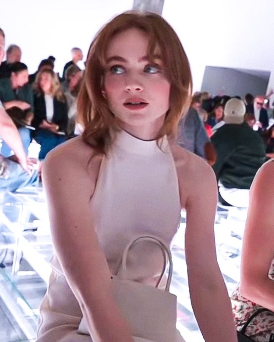 divaafiles's tweet photo. sadie sink you look so classy https://t.co/7RIgd0HRWR