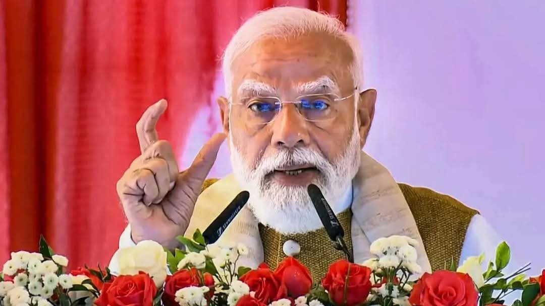 Babubabuji16's tweet photo. வங்காளத்தில் 6.7 லட்சம் டன் அரிய வகை கனிமங்கள்! சீனாவின் கழுத்தில் கத்தியை வைத்தது இந்தியா! தங்கச் சுரங்கம் போன்ற வளத்தின் மீது அமர்ந்திருந்தும், சிபிஎம் (CPM) மற்றும் டிஎம்சி (TMC) கட்சிகள் மக்களைப் பட்டினி போட்டன. என்ன ஒரு அவமானம்...

இது வெறும் ஒரு சுரங்கத்தைக் கண்டுபிடித்தது மட்டுமல்ல; இது இந்தியாவின் அடுத்த 100 ஆண்டுகால எதிர்காலத்தைத் தீர்மானிக்கப்போகும் ஒரு புவிசார் அரசியல் 'அணு குண்டு' ஆகும்!

என்ன நடந்தது?

மேற்கு வங்காளத்தின் புருலியா மாவட்டத்தில்—குறிப்பாக 'வடக்கு புருலியா ஷியர் மண்டலம்' (North Purulia Shear Zone) மற்றும் 'தெற்கு புருலியா ஷியர் மண்டலம்' (South Purulia Shear Zone) ஆகிய பகுதிகளில்—இந்திய புவியியல் ஆய்வு மையம் (GSI) மற்றும் அணு கனிம இயக்குநரகம் (AMD) ஆகியவை இணைந்து நடத்திய ஆய்வில் வரலாற்றுச் சிறப்புமிக்க ஒரு கண்டுபிடிப்பு நிகழ்ந்துள்ளது.

'கலாபதர்-ரகுடி' (Kalapathar-Raghudih) பகுதியில் மட்டும் 0.67 மில்லியன் டன் (6.7 லட்சம் டன்) அரிய வகை கனிமங்கள் உள்ளன. கிழக்கு இந்தியாவில் உள்ள மிக முக்கியமான கனிம வளம் இதுவேயாகும். 0.19% தரத்தைக் கொண்ட இதில், அலனைட் (Allanite), மோனசைட் (Monazite) மற்றும் யூக்ஸெனைட்-எஸ்கினைட் (Euxenite-Eschynite) குழுக்கள் உட்பட 14 முதல் 17 வகையான அரிய கனிமங்கள் உள்ளன. இந்தப் பகுதி ஏலத்திற்குத் தயாராக உள்ளது.

1. தற்போது உலகளாவிய அரிய கனிமச் சுரங்கத் தொழிலில் 60 சதவீதத்தையும், கனிமச் செயலாக்கத்தில் 90 சதவீதத்தையும் சீனா தன் கட்டுப்பாட்டில் வைத்துள்ளது. முன்பு, கனிம மூலப்பொருட்களை நாம் எடுத்தாலும், அவற்றை காந்தங்களாக மாற்ற சீனத் தொழிற்சாலைகளுக்கே அனுப்ப வேண்டியிருந்தது. இப்போது இந்தியா அந்தச் சார்பு நிலையிலிருந்து விடுபடுகிறது. இனிமேல், சீனாவல்ல, இந்தியாவே முடிவுகளைத் தீர்மானிக்கும் சக்தியாக இருக்கும்.

2. புருலியாவில் உள்ள பாறைகள் ஒரு பில்லியன் ஆண்டுகள் பழமையான பொக்கிஷம்...

இவை சாதாரண பாறைகள் அல்ல. 'சோட்டாநாக்பூர் கிரானைட் நீஸ்' (Chotanagpur Granite Gneiss) பாறைத் தொகுப்பு, பூமியின் தோற்றம் குறித்த ரகசியங்களைப் பாதுகாக்கும் ஒரு இயற்கைக் களஞ்சியமாகத் திகழ்கிறது—அதனால்தான் இவ்வளவு காலம் அது தொடப்படாமல் இருந்தது. இப்போது, அதே பாறையைப் பயன்படுத்தி உலகை ஆள இந்தியா தயாராகி வருகிறது.

3. மோனசைட் = தோரியம் = அணுசக்தி...

இந்தியாவின் அரிய கனிம வளத்தின் மையமாக மோனசைட் விளங்குகிறது; இதில் தோரியம் உள்ளது. எனவே, இது அணுசக்தித் துறையின் நேரடிக் கட்டுப்பாட்டின் கீழ் வருகிறது. அமெரிக்கா கூட இந்திய மோனசைட்டை ஒருவித அச்சத்துடனேயே பார்க்கிறது. இது வெறும் கனிமம் மட்டுமல்ல; இது இந்தியாவின் அணுசக்தி எதிர்காலத்தைப் பிரதிபலிக்கிறது.

4. இது மின்சார வாகனங்களுக்கு மட்டுமல்ல, பாதுகாப்புத் துறைக்கும் மிக அவசியமானது:
இந்தக் கனிமம் இல்லையென்றால், அனைத்தும் ஸ்தம்பித்துவிடும். F-35 போர் விமானம் பறக்காது, டெஸ்லாவின் மோட்டார் சுழலாது, நமது அக்னி ஏவுகணையின் வழிகாட்டு அமைப்பு செயலிழந்துவிடும்; மேலும் காற்றாலைகள், ஐபோன்கள் மற்றும் குறைக்கடத்தி சில்லுகள் (semiconductor chips) அனைத்தும் இயங்காமல் நின்றுவிடும். இந்த வளங்களுக்கான அணுகலை உறுதி செய்வதன் மூலம், இந்தியாவின் பாதுகாப்புத் துறை இனி ஒருபோதும் மற்றவர்களைச் சார்ந்திருக்க வேண்டிய நிலை ஏற்படாது.

5. மோடி அரசின் மிகச்சிறந்த முன்னெடுப்பு...
இதுவே முன்னேற்றப் பாதையில் செல்லும் இந்தியாவின் முகம்.

ஒரு வளத்தைக் கண்டுபிடித்தாலும், அதைச் செயலாக்குவதற்கான தொழில்நுட்ப அறிவு இல்லையென்றால் அதனால் என்ன பயன்? மத்திய அரசு இதை நன்கு உணர்ந்துள்ளது; அதனால்தான் ஒரே நேரத்தில் இரண்டு திட்டங்களை அது தொடங்கியுள்ளது. (வேறு வார்த்தைகளில் சொன்னால், மோடி கொடியை ஏற்றினால், அந்த விழாவை எப்படிச் சிறப்பாக நடத்துவது என்பதும் அவருக்குத் தெரியும்.)

'தேசிய முக்கியத்துவம் வாய்ந்த கனிமங்களுக்கான திட்டம்' (National Critical Mineral Mission) மற்றும் ஆண்டுக்கு 6,000 டன் நிரந்தர காந்தங்களை (permanent magnets) உற்பத்தி செய்வதற்கான ₹7,280 கோடி மதிப்பிலான திட்டம் ஆகியவை இதில் அடங்கும். இனி கதை மாறப்போகிறது, ராகுல்-ஜி. நீங்கள் கேலி செய்துகொண்டும் ஏளனம் செய்துகொண்டும் திரியலாம்—யானை நடந்து செல்லும்போது சில உயிரினங்கள் அதை நோக்கி குரைப்பதையும் கடிக்கப் பாய்வதையும் போல. ஆனால் யானை அவற்றைப் பொருட்படுத்துவதில்லை; அவை சிறிது நேரம் குரைத்துவிட்டுத் தங்கள் வழியே சென்றுவிடுகின்றன. (நிச்சயமாக, சர்க்கஸ் கோமாளியைப் போல முகபாவனைகளைச் செய்துகொண்டே வாழ்நாள் முழுவதையும் கழிக்க வேண்டிய விதி ஒருவருக்கு இருந்தால் ஒழிய.)

   தொடர்ச்சி படிக்கவும்