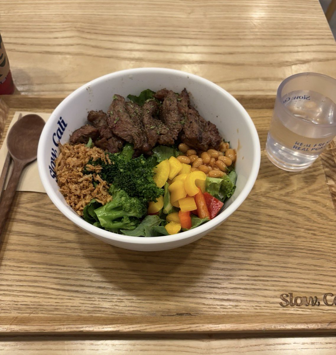 warmnst's tweet photo. 韓国 ソンルン駅近くのここのお店がオススメ
栄養満点で、ライスorサラダorライス＆サラダの丼選べる。量は多めで肉も野菜も美味しい https://t.co/O6GhZl4fw1