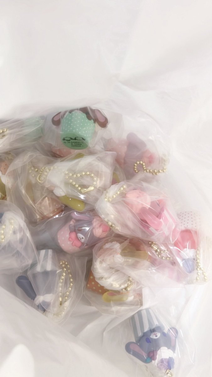 hyau__'s tweet photo. しゅがばにカップケーキ、友達も回してくれて自分も1ヶ所見つけたからこれで神😭❣️😭❣️後日シュガバニ好き友達3人と分配する❣️ https://t.co/SdXdQDa2jA