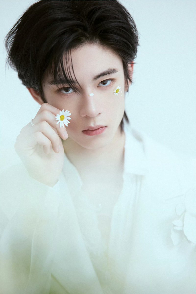 _tulipfairy's tweet photo. i don't know where to look at. the captivating eyes? the pretty lips? his beautiful hand? i don't know he's just too damn gorgeous.
#ollie https://t.co/fvt9mStoJz