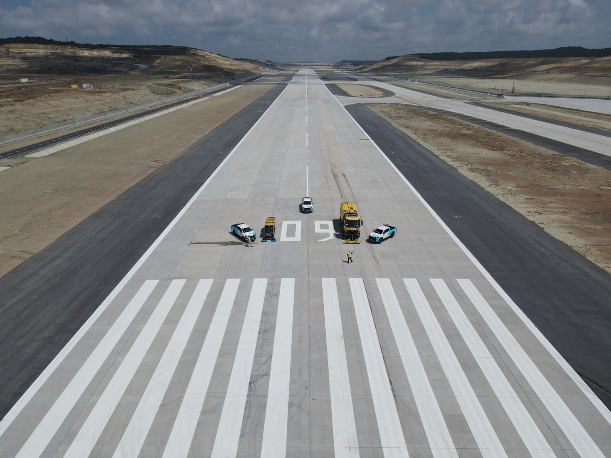 aviacionline's tweet photo. ✈️ El aeropuerto de Estambul 🇹🇷 puso en operación su sexta pista para consolidar su rol global

La nueva pista demandó una inversión de 890 millones de euros y se trata de la primera del aeropuerto con orientación este-oeste.

https://t.co/a9fWSwehGE https://t.co/hFUXlRhLuG