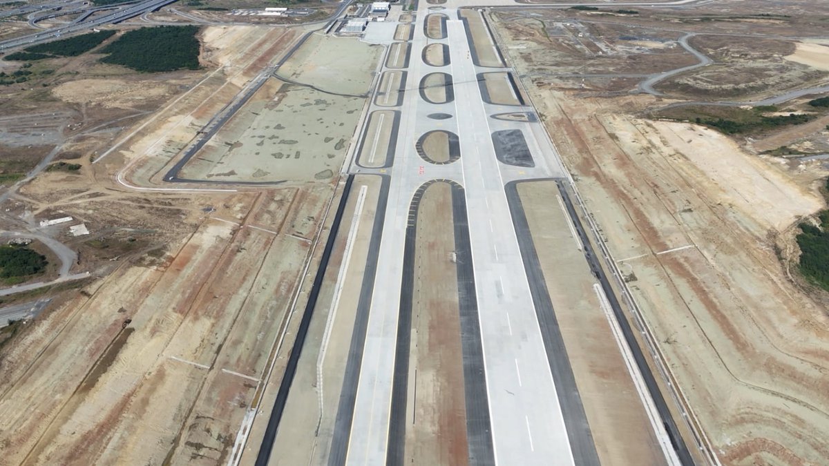 aviacionline's tweet photo. ✈️ El aeropuerto de Estambul 🇹🇷 puso en operación su sexta pista para consolidar su rol global

La nueva pista demandó una inversión de 890 millones de euros y se trata de la primera del aeropuerto con orientación este-oeste.

https://t.co/a9fWSwehGE https://t.co/hFUXlRhLuG