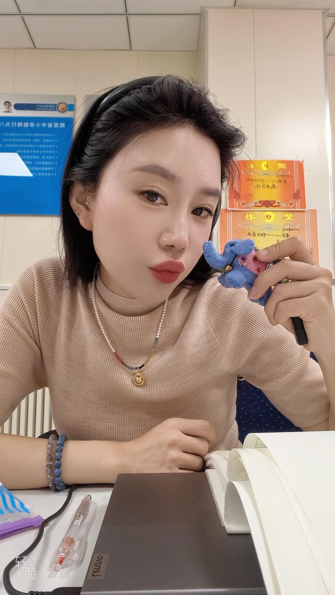 nikhozki's tweet photo. 谁能懂啊，一个三十多的女人心里到底能够积攒多少的性压抑呢？白天黑夜简直判若两人，厌倦了每天在学校处理各种繁琐的事情，可一个人的时候，反而会把时间留给自己 。有些情绪和需求，只有自己能懂 https://t.co/oTqeFfiXvD