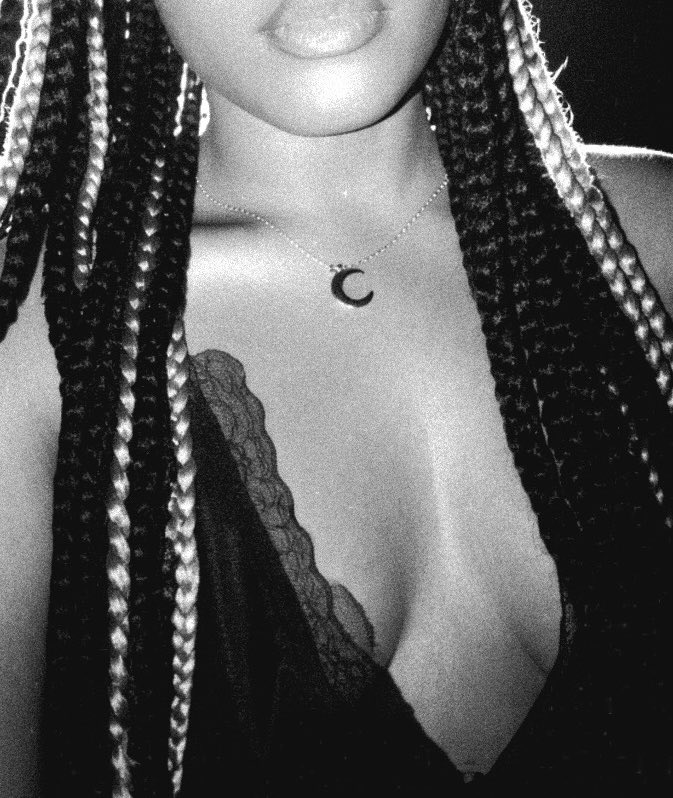 dinaamuse's tweet photo. becoming more beautiful, magnetic, and devoted to myself. https://t.co/7Fqr0Kwf5J