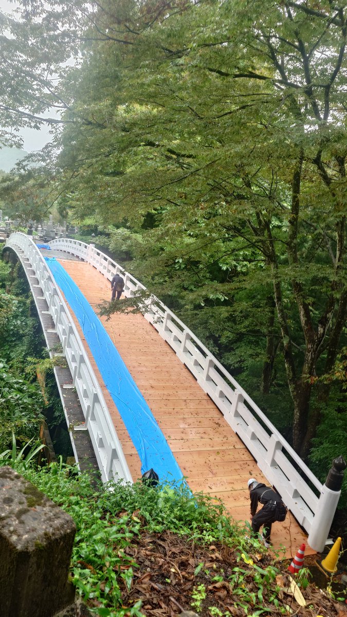 goshuinchou's tweet photo. 本年の9月27日(日)に富山県立山町芦峅寺の姥堂川にかかる布橋にて3年に1度の「布橋灌頂会」が行われます。その山中に浄土と地獄があるとされた山岳信仰の山である立山の奥へと向かうこの布橋は、元々は移動用の長い橋であったが、山中他界の立山信仰の隆盛と共に特別な意味が持たされ、此岸と彼岸、三途の川を渡って浄土へと行く橋に擬された。

やがて女人禁制であった立山では山内へ入れない女性の為にその救済の儀式「布橋灌頂会」が行われるようになった。白の死装束を着た女性達が目隠しをして橋の袂の閻魔堂に参詣した後に僧侶の先導で布橋を渡り、山の神である姥神を祀る姥堂にて灌頂儀礼を受けた後に目隠しを外して解き放たれて橋を戻る、という次第。

閻魔の裁定を経て彼岸へと至る橋を目の見えない状態で渡り、女神の山姥の祝福を受けて天台宗の血脈の儀礼を受けて極楽往生を約束される…
という死と再生の疑似体験である。