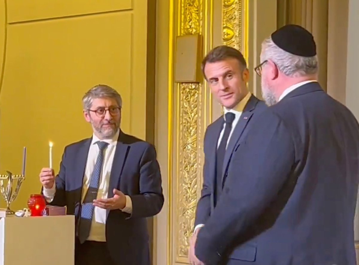 IIFBS_'s tweet photo. Hanouka à l’Élysée, oui. 

La messe du pape, non. https://t.co/2CwIqjlDof