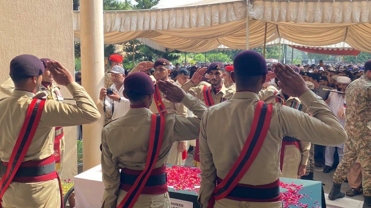PakistanFauj's tweet photo. Captain Abuzar Farooq Shaheed’s funeral prayers were held at his native town/village in district Gujranwala with full military honours 

Thousands of people from far and wide attended the Funeral, including Pakistan Army serving and retired General officers, officers, civil officials, family, friends and colleagues