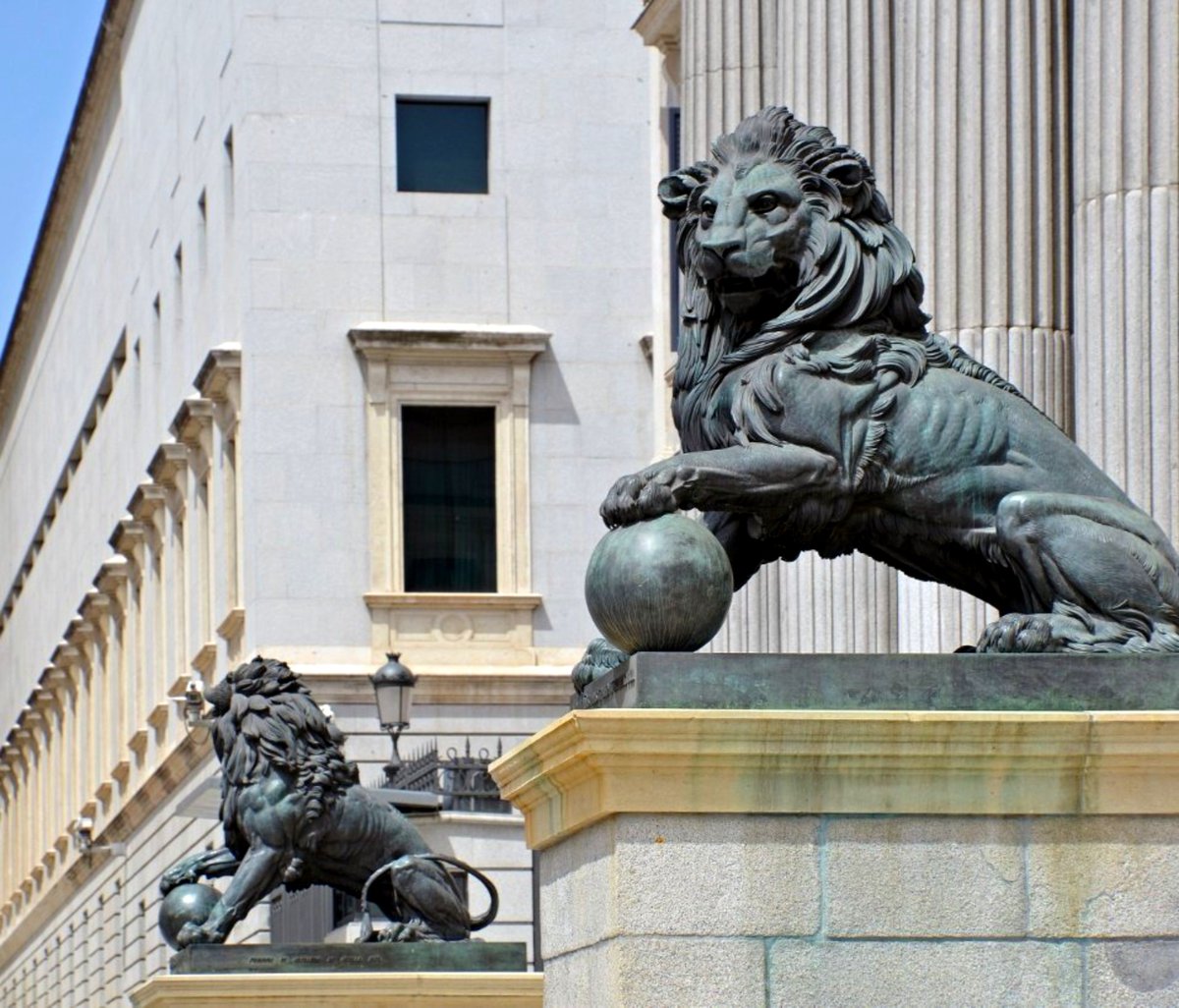 monte_auseva's tweet photo. Daoiz y Velarde, los famosos leones del Congreso de los Diputados, colocados en la entrada del Palacio de las Cortes.

Fueron hechos con los cañones capturados en la guerra de África contra Marruecos de 1859. https://t.co/bAghR4gq3I