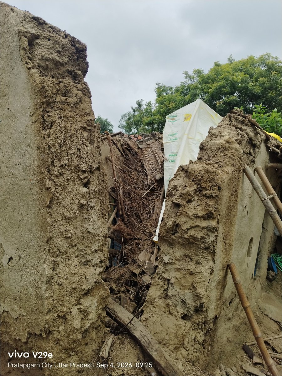 shailendraPBH72's tweet photo. भ्रष्टाचार चरम पर! कुंडा (प्रतापगढ़) में आपदा से हमारा कच्चा मकान ध्वस्त हो गया। लेखपाल ने ₹200 घूस ली, और पैसे न देने पर मेरी माताजी के पुराने कमरे को हमारा पक्का मकान दिखाकर गलत रिपोर्ट लगा दी। पीड़ित परिवार बेघर है। घूसखोरी का ऑडियो सबूत मौजूद है। तत्काल संज्ञान लें https://t.co/xXla7F9igU