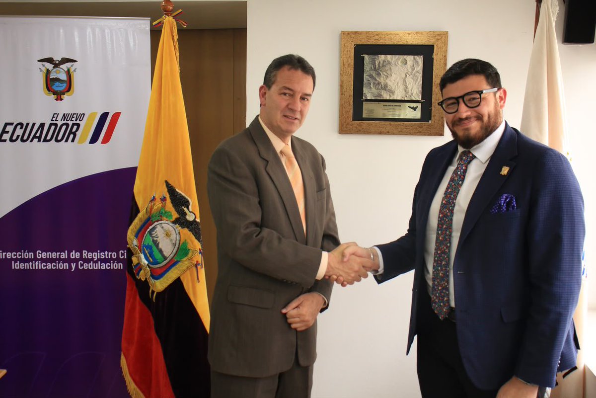 RegistroCivilec's tweet photo. ¡Coordinación en acción! 🤝✨

#Quito | El director general @JorgeOsorioEc y la subdirectora, Valeria Parra, se reunieron con Paolo Grijalva, director de  @DinarpEc para articular acciones que impulsen el registro y uso de la #CédulDigital a través de la App Data593. https://t.co/e0MnpTsyyC