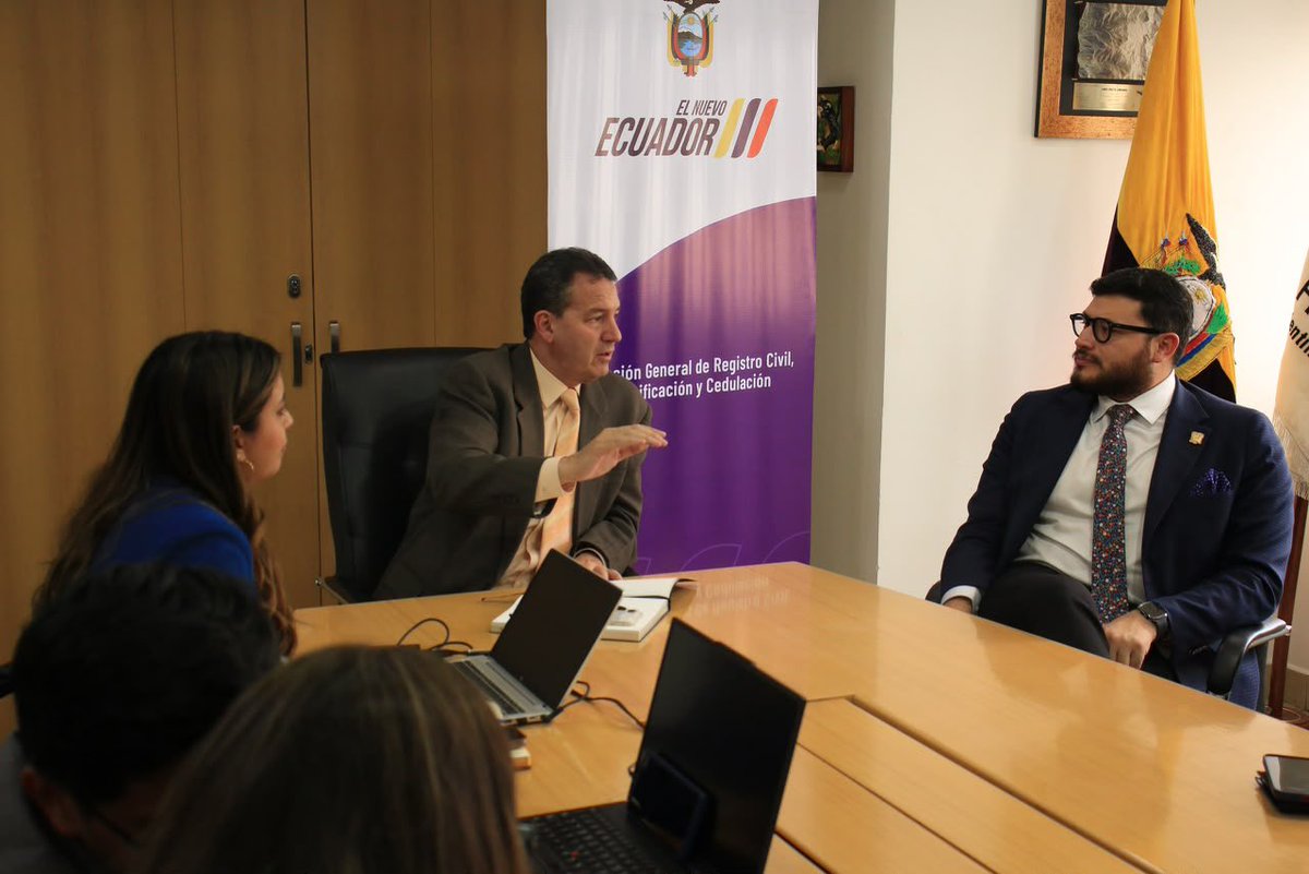 RegistroCivilec's tweet photo. ¡Coordinación en acción! 🤝✨

#Quito | El director general @JorgeOsorioEc y la subdirectora, Valeria Parra, se reunieron con Paolo Grijalva, director de  @DinarpEc para articular acciones que impulsen el registro y uso de la #CédulDigital a través de la App Data593. https://t.co/e0MnpTsyyC